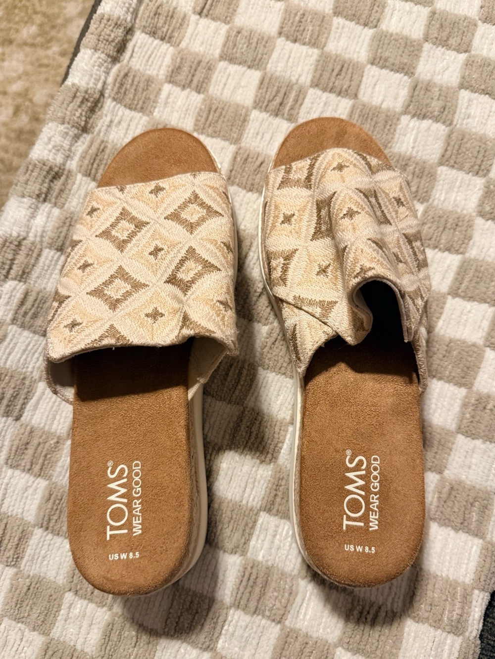 NWOT TOMS Women's Beige Patterned Slide Sandals